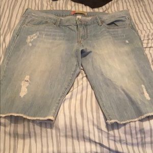 Short/jeans. Never worn. Too big.